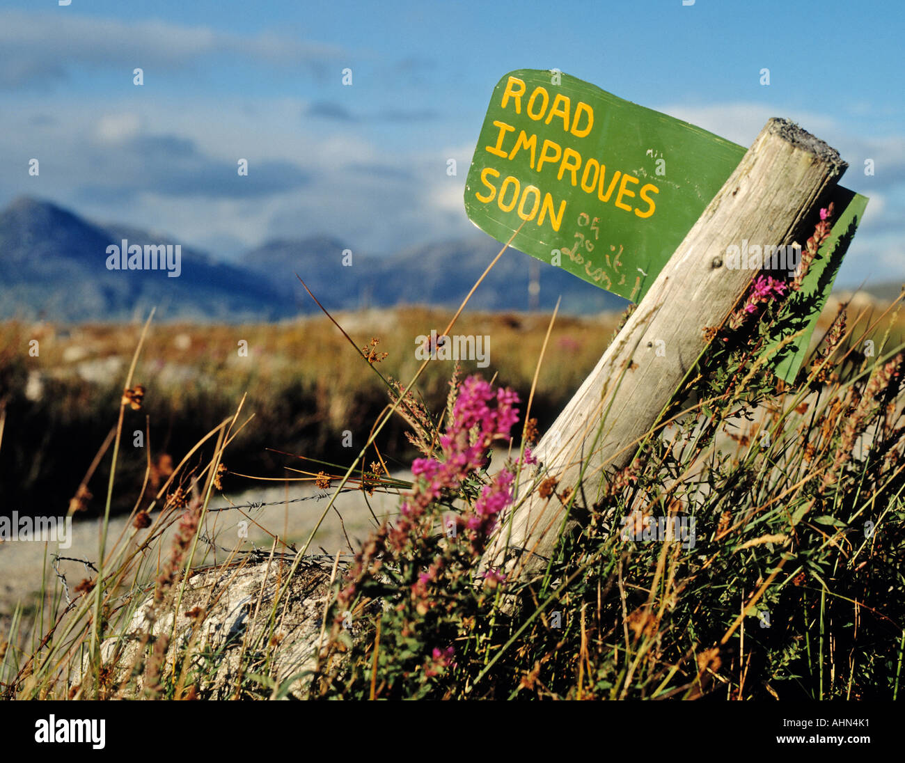 Landstraße County Galway Republik von Irland Hand geschrieben Schild mit der Aufschrift Straße bald verbessert und Oh nein es Doesn t Stockfoto