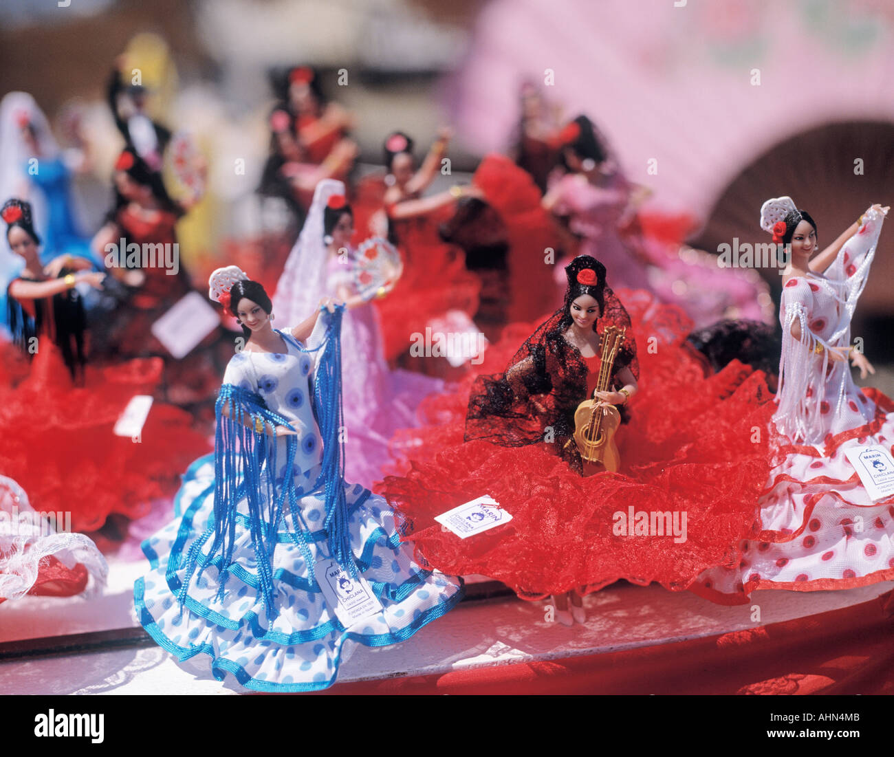 Spanien-Souvenir Puppen im Schaufenster Flamenco Kleider tragen  Stockfotografie - Alamy