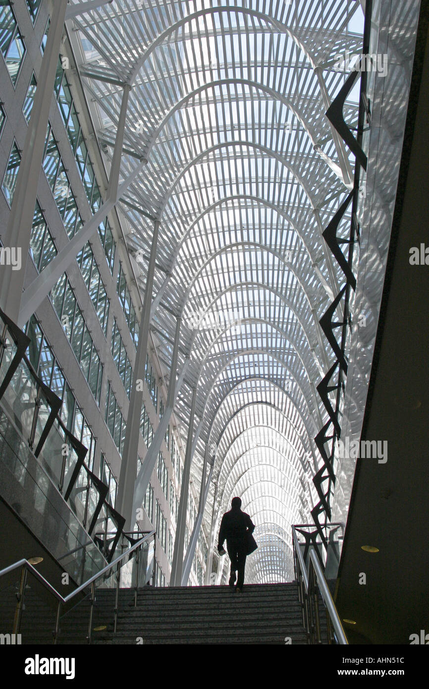 Büroangestellter oder Fußgänger in elegant gewölbte atrium Stockfoto