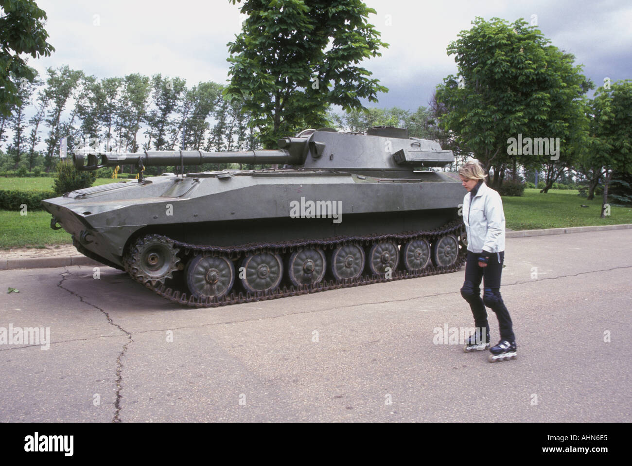 Inline-Skating vorbei an einem Tank in Siegesplatz, Moskau Stockfoto