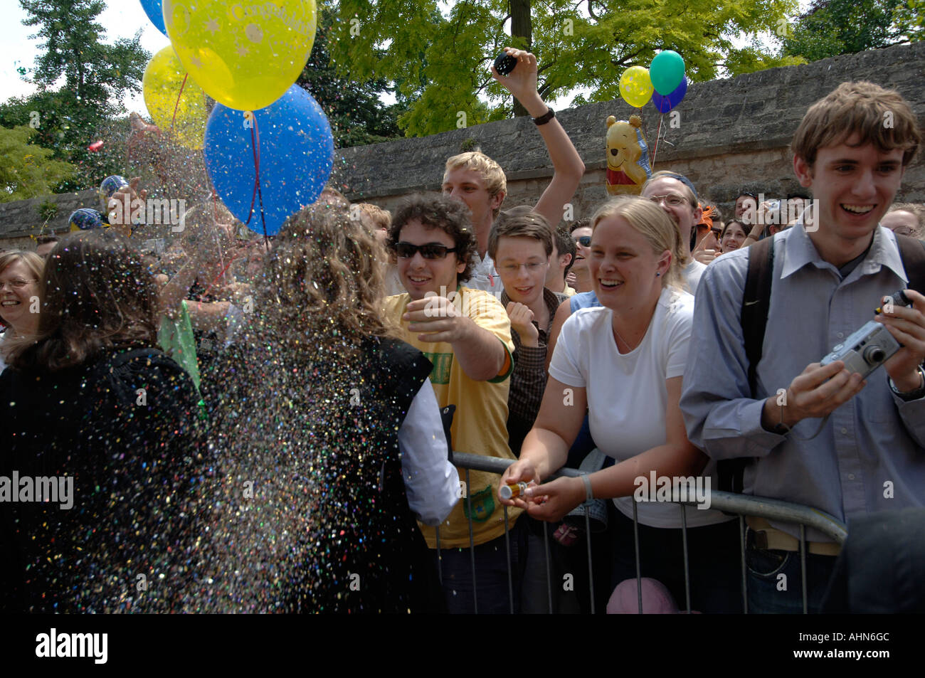 Nach dem Druck der ihre Finale Studenten ihre Haare im Stich und feiern nach dem Verlassen der Prüfung Schulen an der Universität Oxford Stockfoto