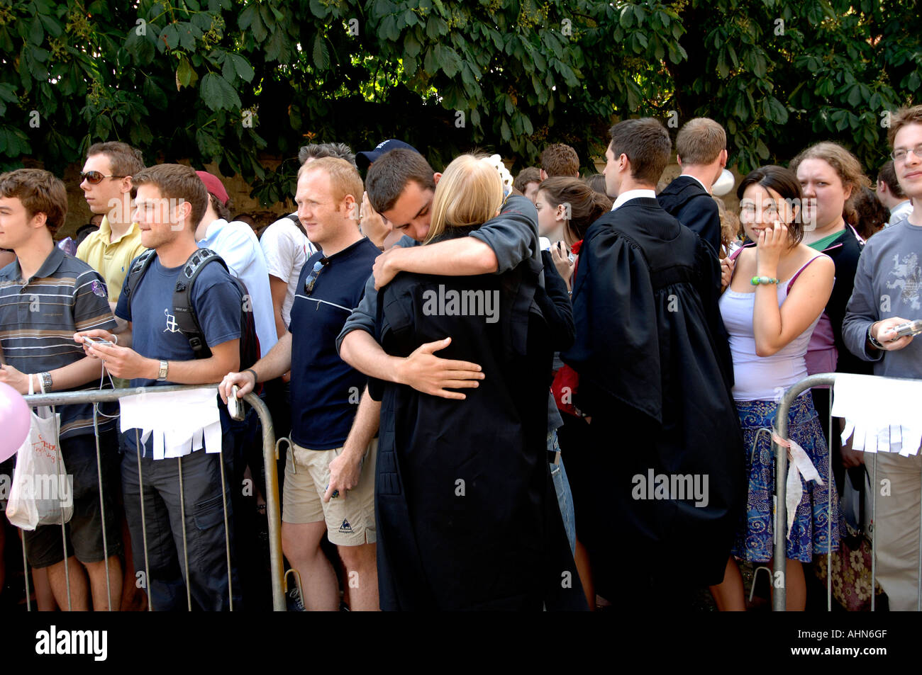 Nach dem Druck der ihre Finale Studenten ihre Haare im Stich und feiern nach dem Verlassen der Prüfung Schulen an der Universität Oxford Stockfoto