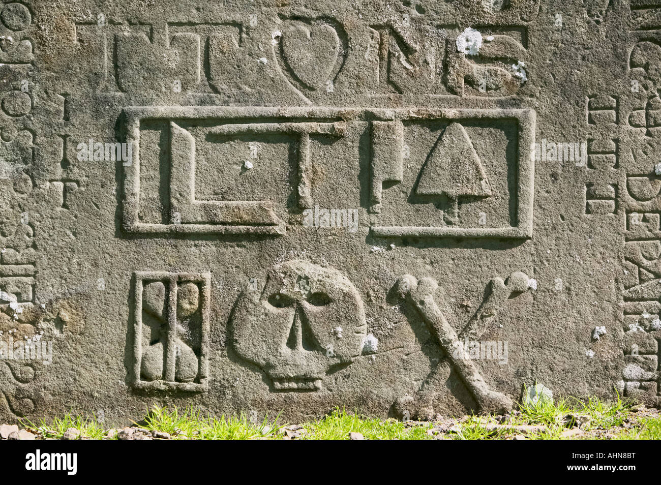 Symbole auf Grabstein an der Abermemno Kirche, Angus, Schottland, Großbritannien. Ein Klasse II piktische Stein Cross Seite Stockfoto