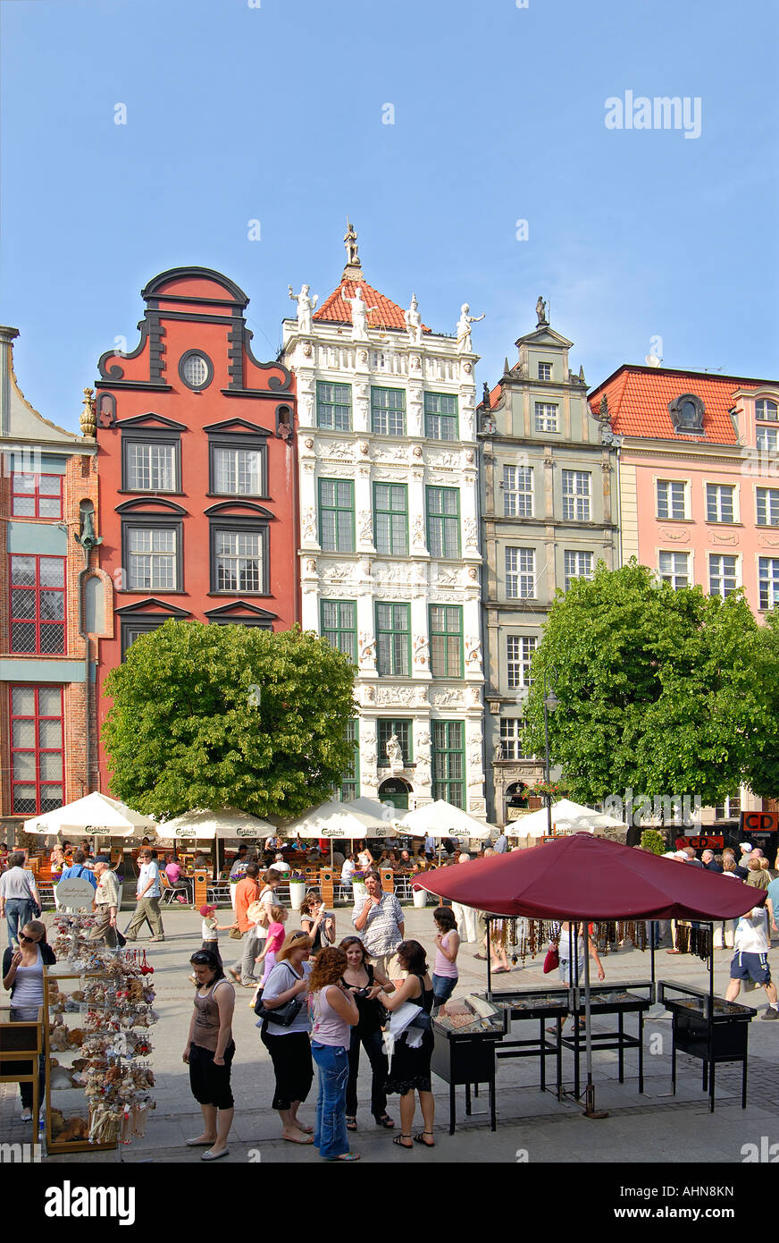 Touristen und Einheimische, shopping und sightseeing in der historischen Altstadt an der Hafenstadt Danzig in Polen. Stockfoto