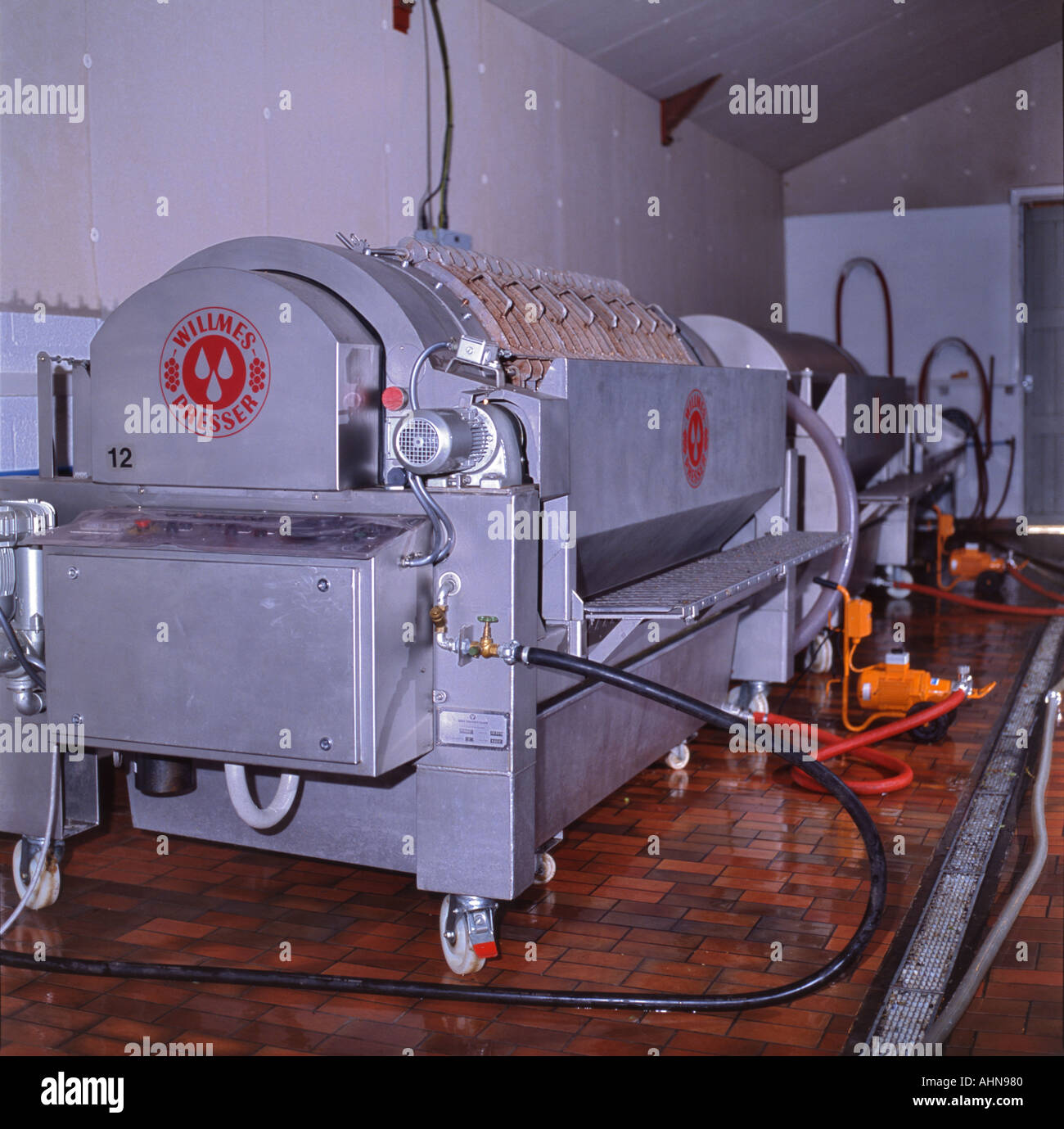 Weinpresse am Weingut Stockfoto