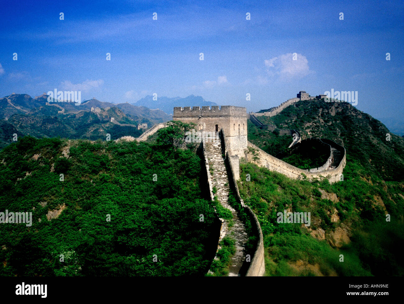 Große Mauer bei Jinshanling im Sommer Stockfoto
