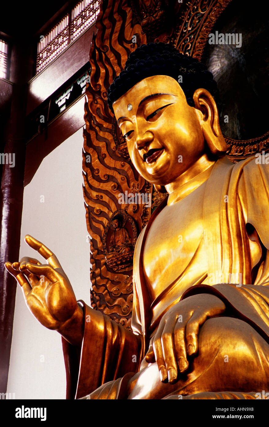 Hangzhou Lingyin Tempel golden Buddha in der Aula Stockfoto