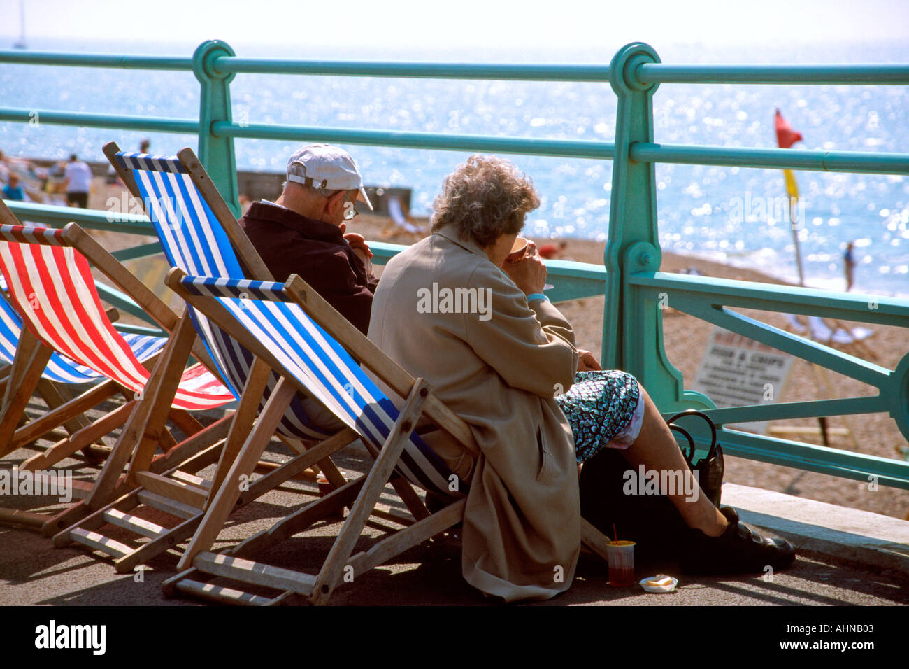 Ein älteres Ehepaar, genießen den Blick auf Brighton Beach an einem Sommertag Stockfoto