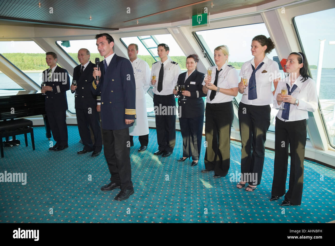 Kapitän Pasztor Zoltan (mit Mikrofon) und seine Crew begrüßen die Passagiere für eine Danube-Kreuzfahrt auf der "MS Amadeus Royal" Stockfoto