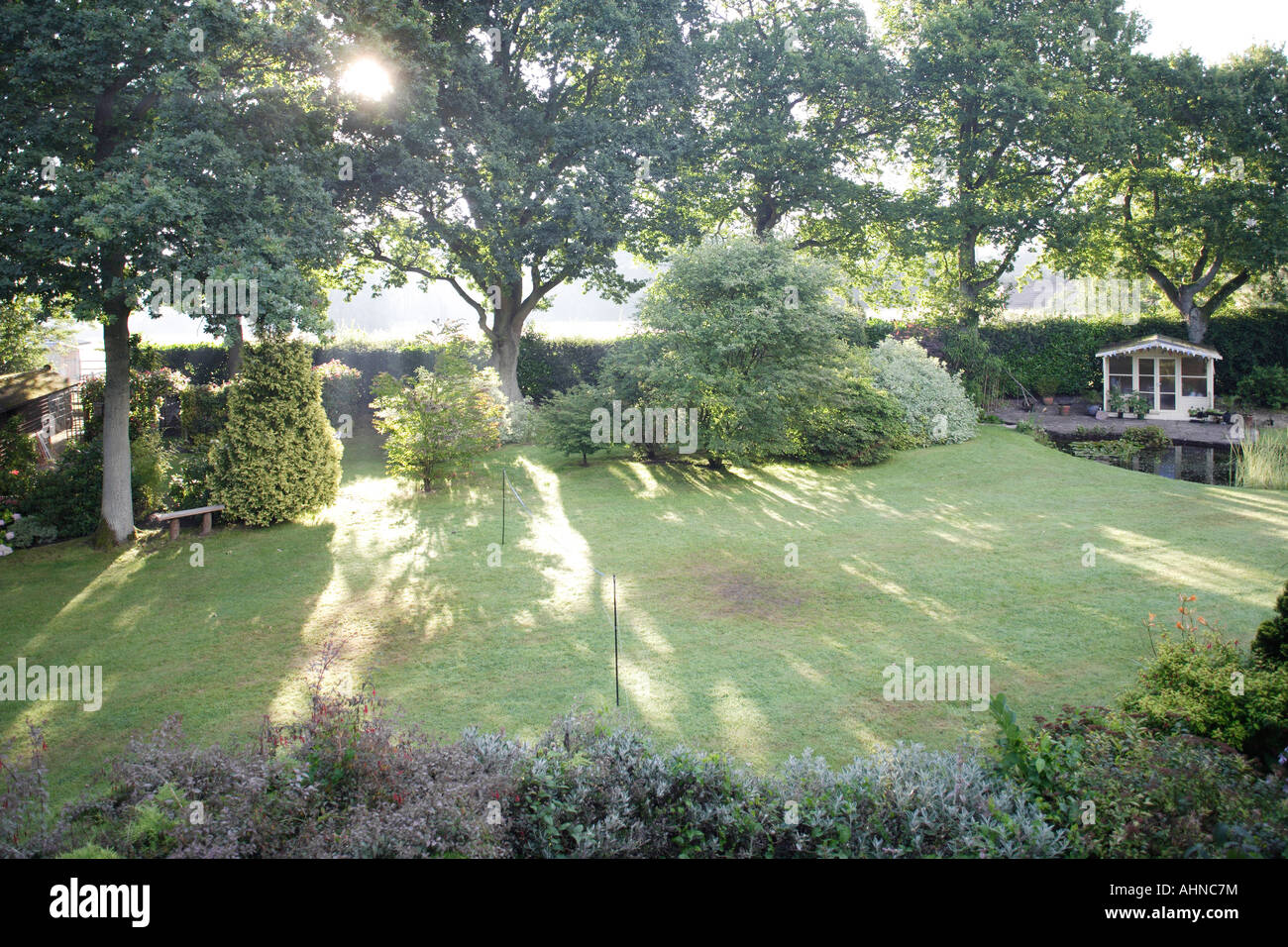 Bauerngarten in den frühen Morgenstunden Stockfoto