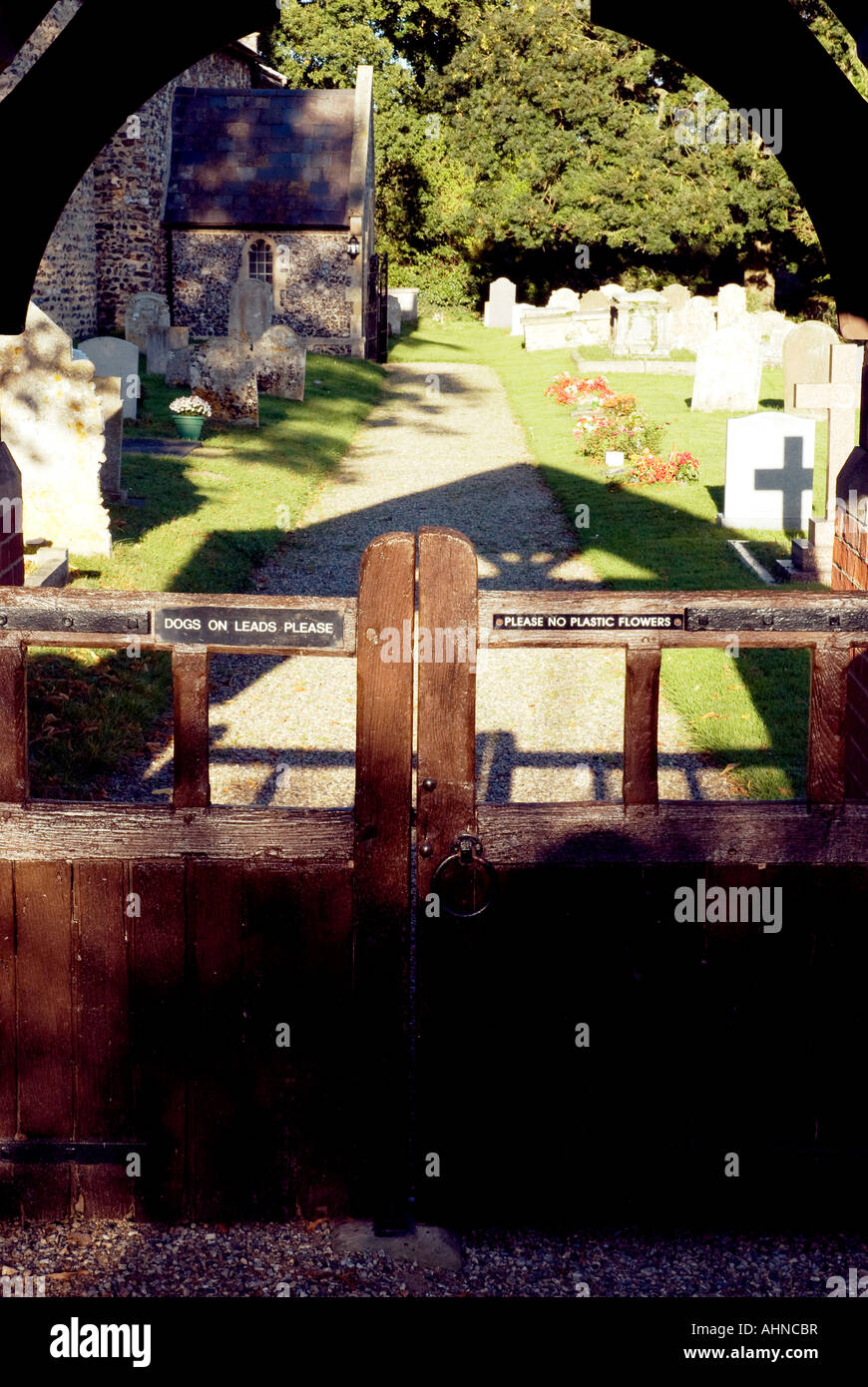 Tor in der Surlingham Kirche, Norfolk Stockfoto