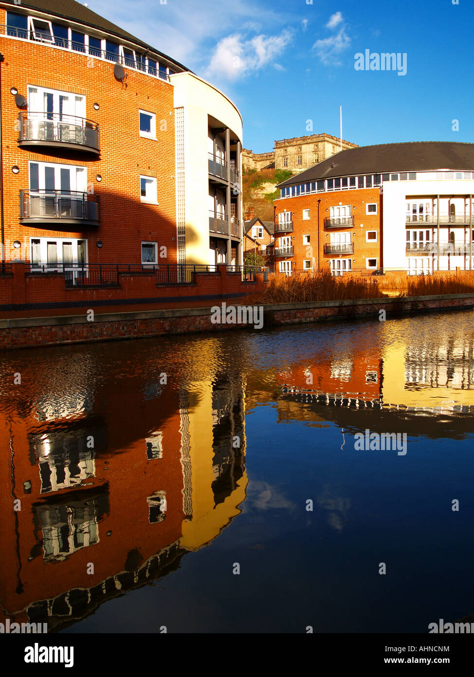 Nottingham Castle eingebettet zwischen modernen Stadt lebenden Mehrfamilienhäuser direkt am Kanal Wasser, Nottingham City Stockfoto