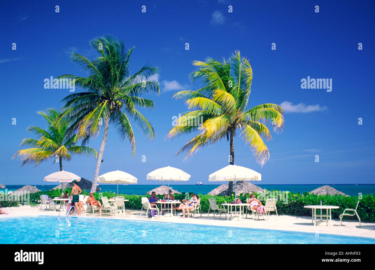 Gäste in der lounge Pool im Strandresort am Coral Beach auf der Insel Grand Bahama auf den Bahamas Stockfoto