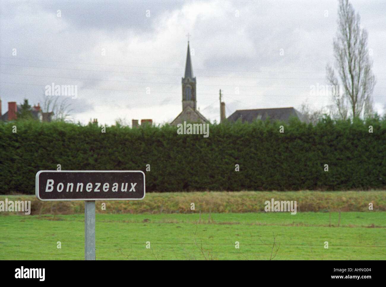 Ein Schild das Weindorf Bonnezeaux mit der Dorfkirche im Hintergrund Bonnezeaux Maine et Loire-Frankreich Stockfoto