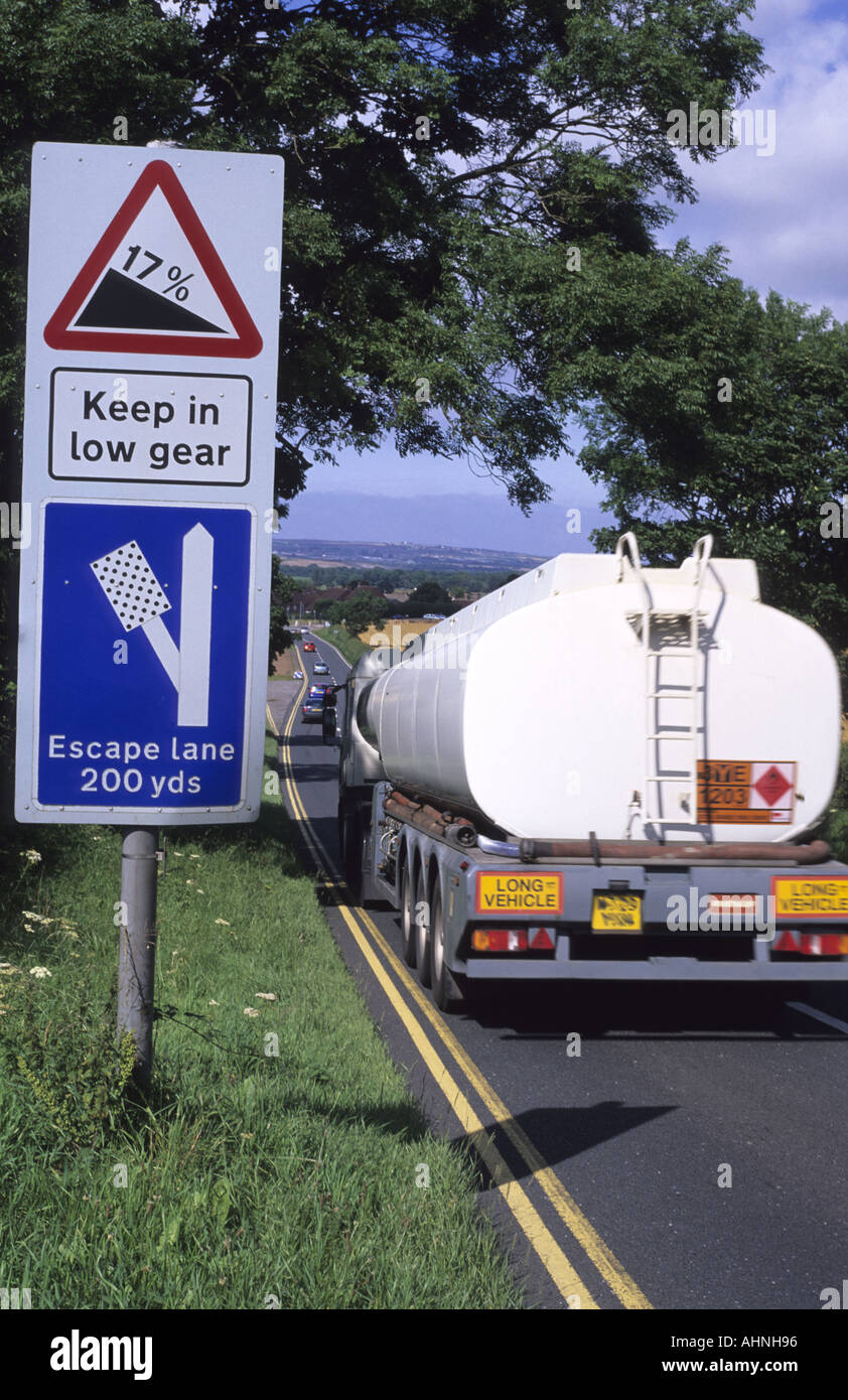 LKW vorbei Not entkommen Lane Warnzeichen bei Versagen der Bremse auf einem steilen Hügel bei Staxton Scarborough Yorkshire uk Stockfoto