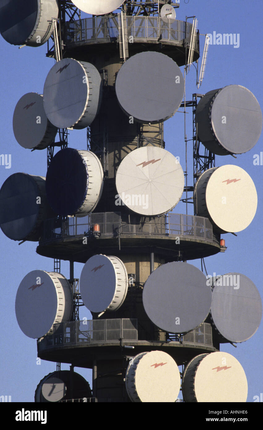 Radar-Gerichte und Antennen auf Telekommunikation Turm Leeds uk Stockfoto