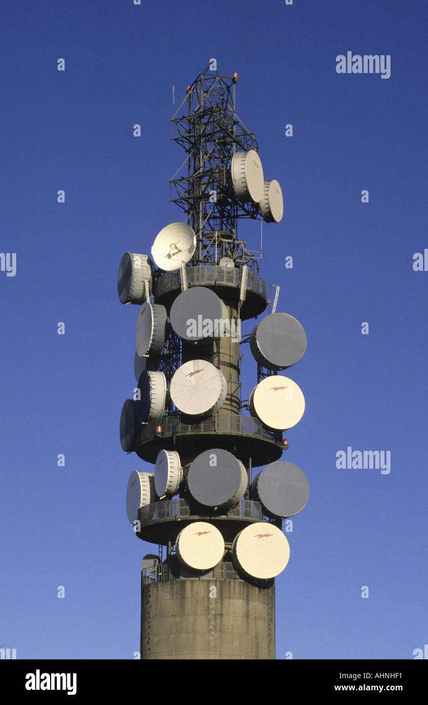 Radar-Gerichte und Antennen auf Telekommunikation Turm Leeds uk Stockfoto