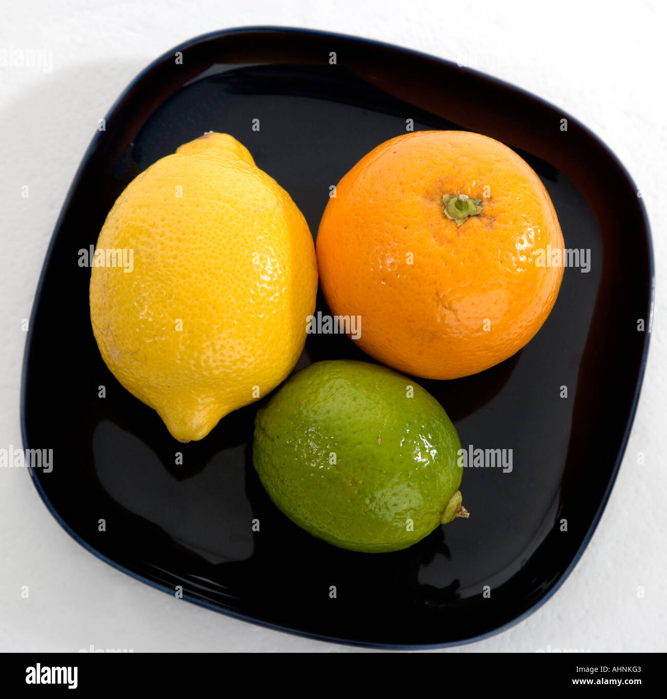 Eine Limette Orange und Zitrone auf einer Platte angeordnet Stockfoto