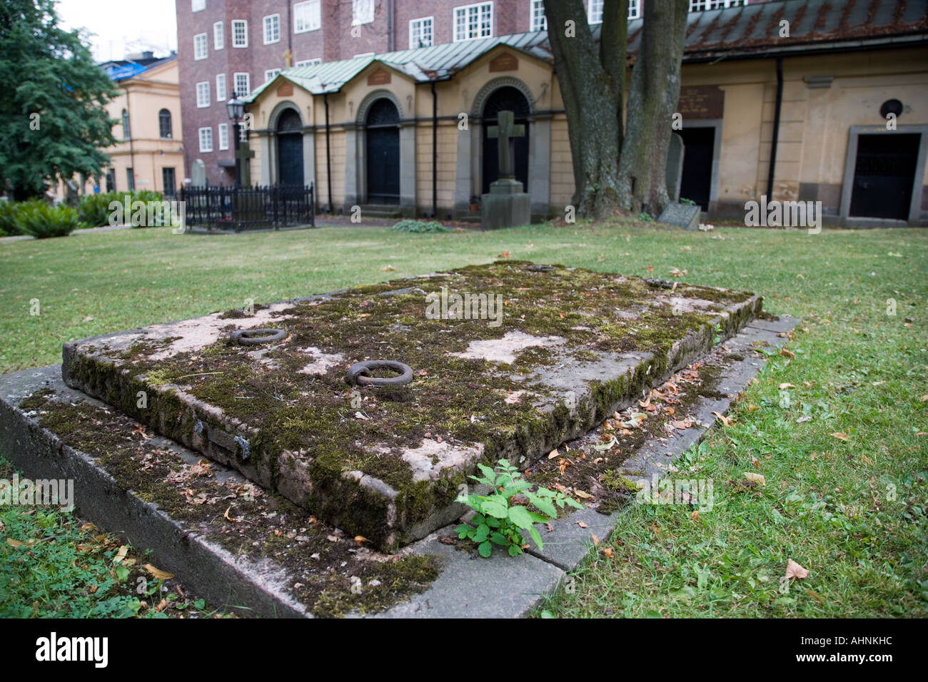 Moos bedeckte Grabstein an der Katarina Kirche in Stockholm Stockfoto