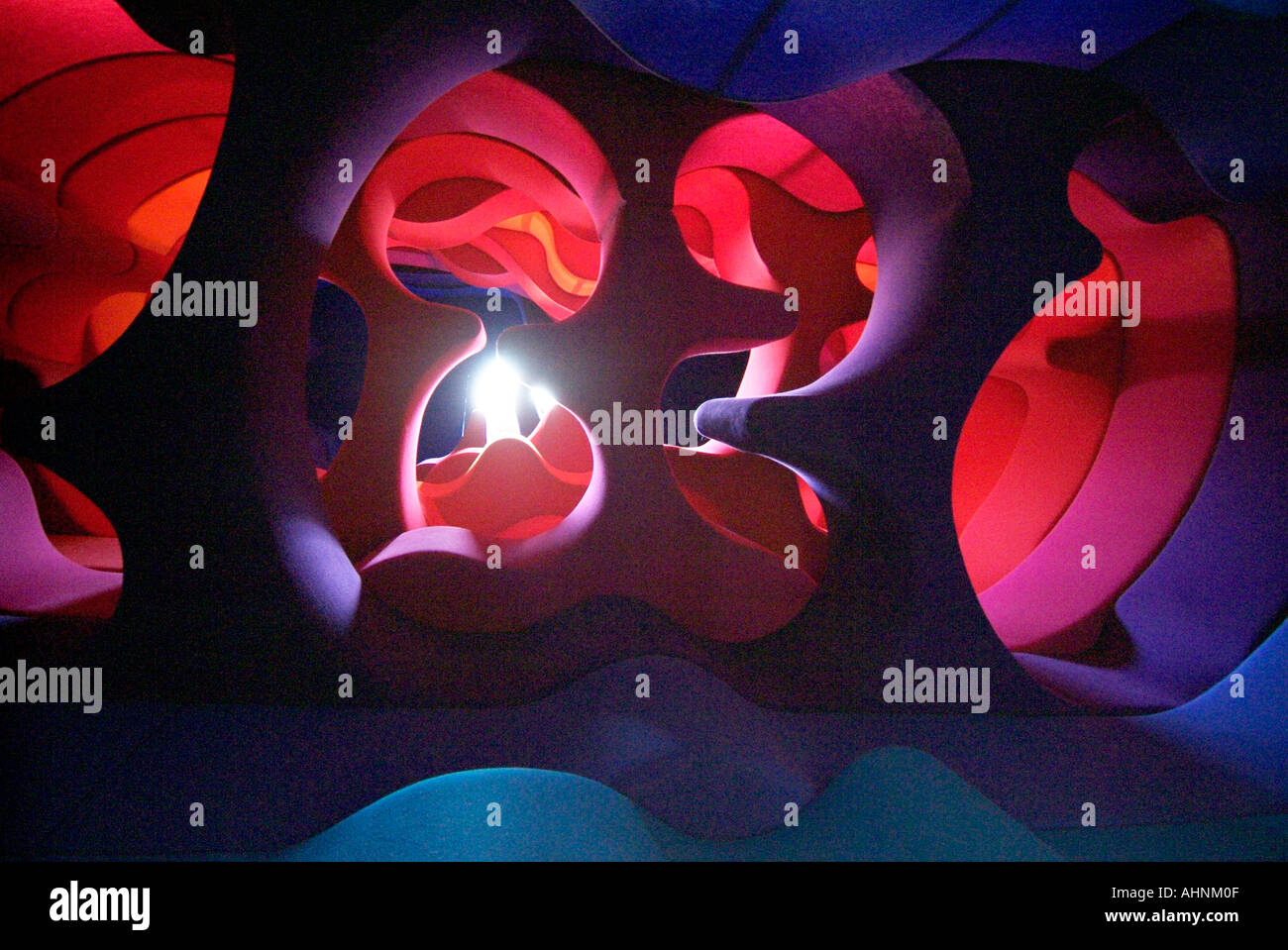 psychedelische weiche Skulptur Umgebung erkunden sicher bizarre Kunst malen Arbeit Multi geschmückt Sommer der Liebe Stockfoto