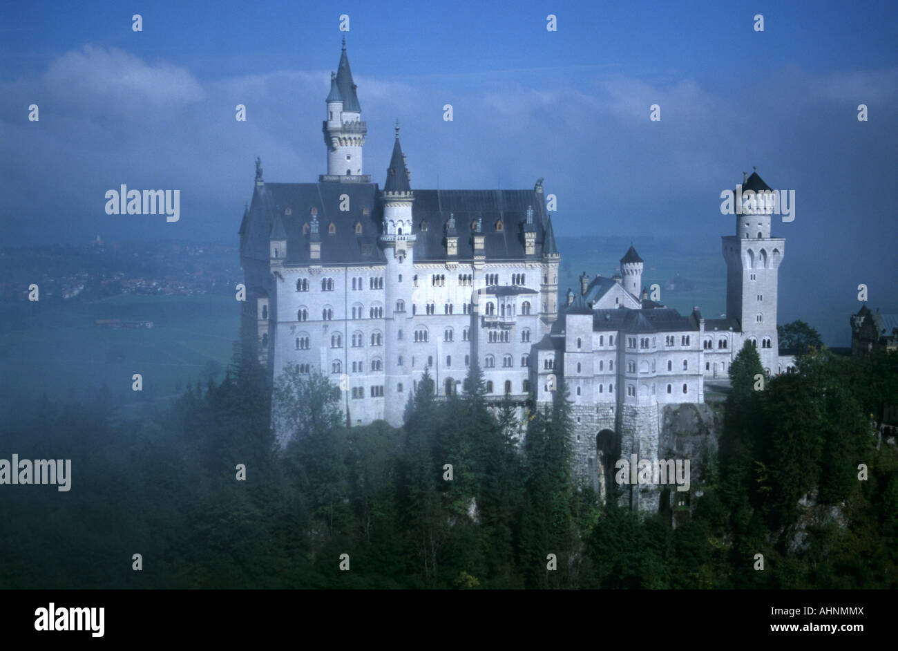 Märchenschloss Neuschwanstein Deutschland im Morgennebel Stockfoto