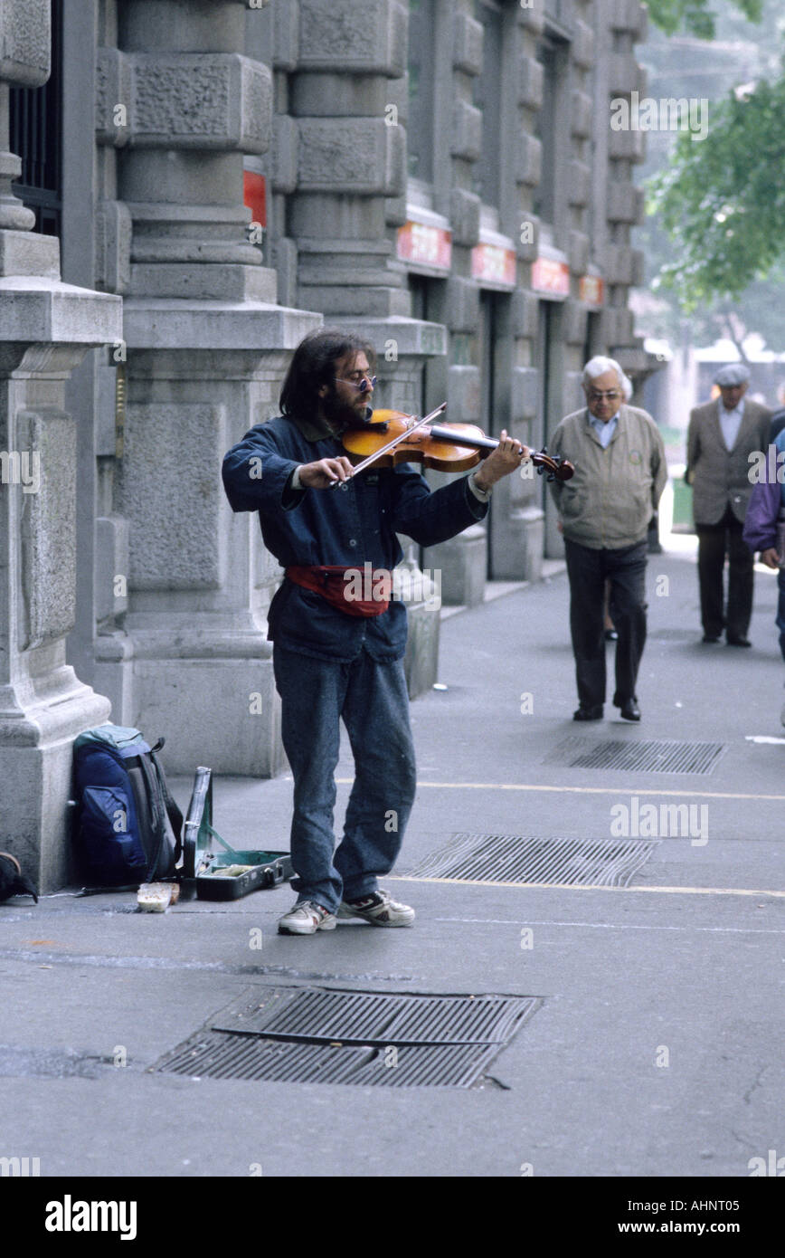 A Street Performer spielt die Violine in Mailand Italien Stockfoto