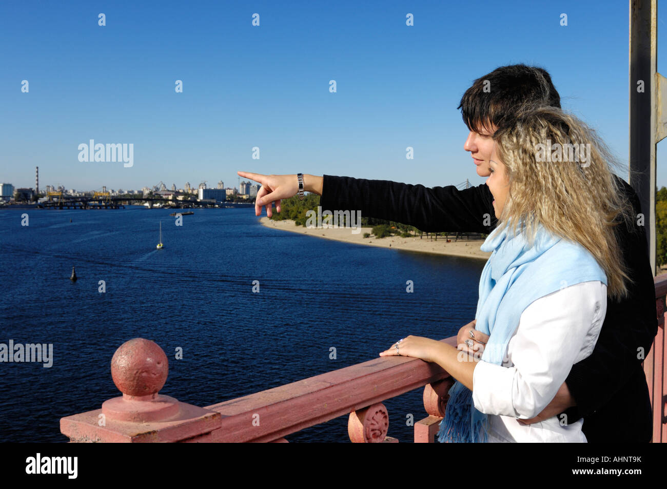 Junger Mann eine junge Frau auf der Brücke genießen Sie einen Blick auf die Stadt Stockfoto