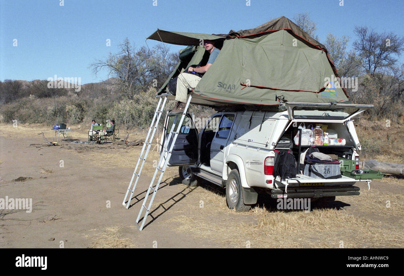 Mit dem Zelt auf dem Dach des Mietwagens Straße (Jeep Stockfotografie -  Alamy