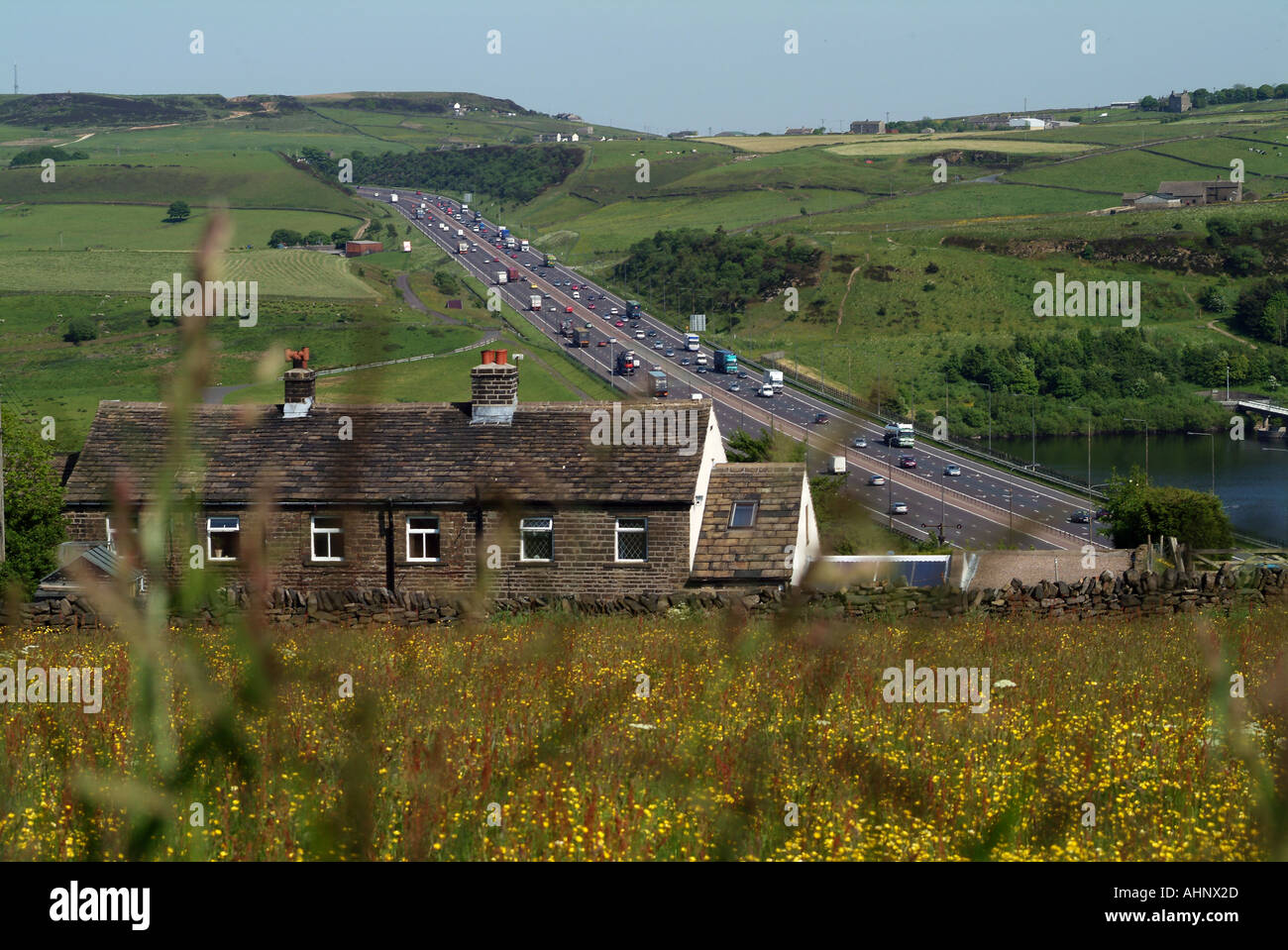 Autobahn M62 am Scammonden mit Blick auf Moorland Bauernhaus Stockfoto