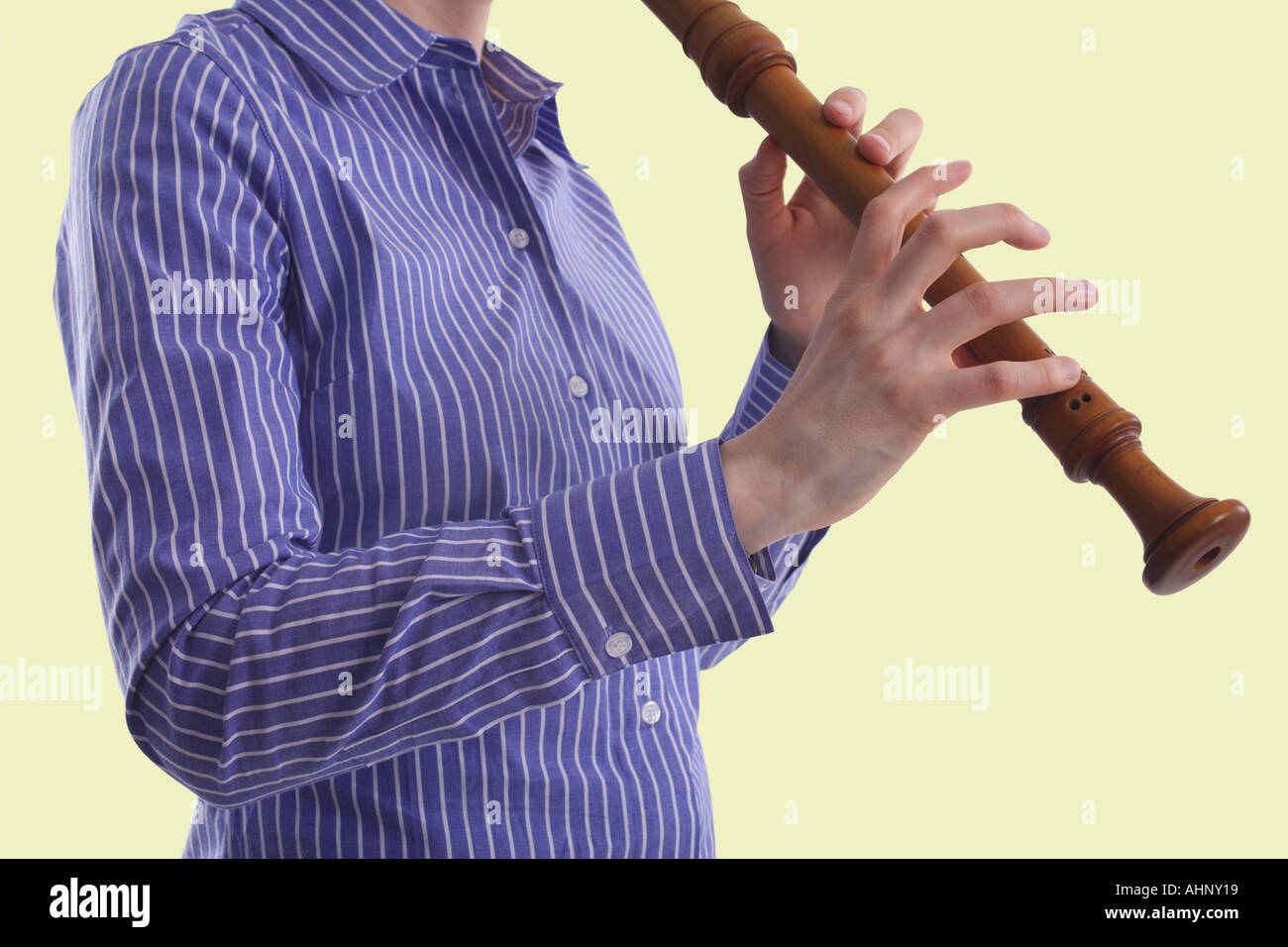 Frau beim Flötenspiel Stockfoto