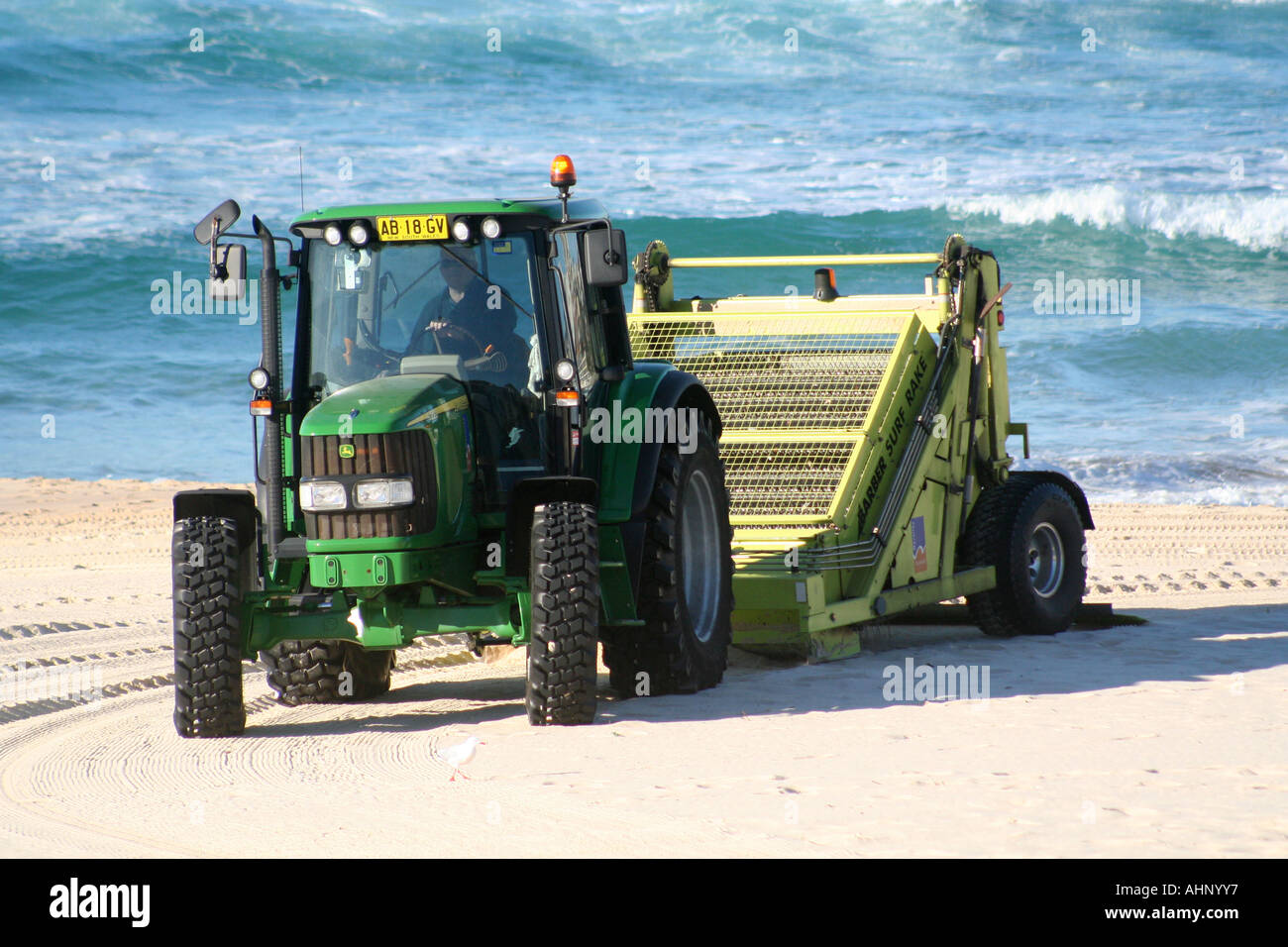 Sand Traktor sammeln Müll am Bondi Beach Stockfoto