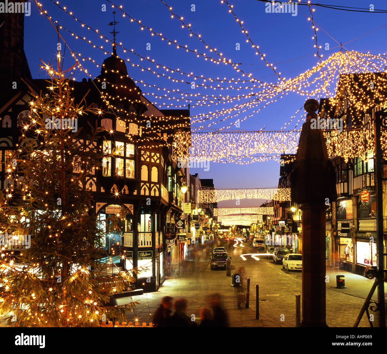 Weihnachtsbeleuchtung Baum und das Kreuz auf der Brücke Straße bei Nacht Chester Cheshire UK Stockfoto