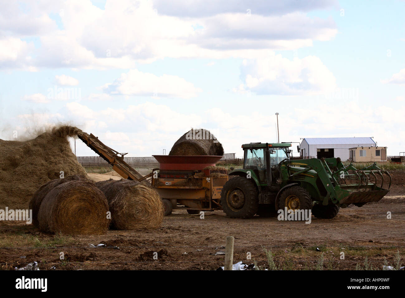 Maschine werfen Futter im malerischen Saskatchewan Kanada Stockfoto