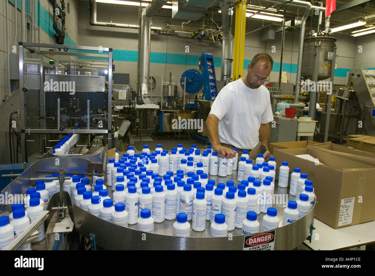 Arbeiter in der Fabrik für WC Chemikalien für Freizeitfahrzeuge Stockfoto