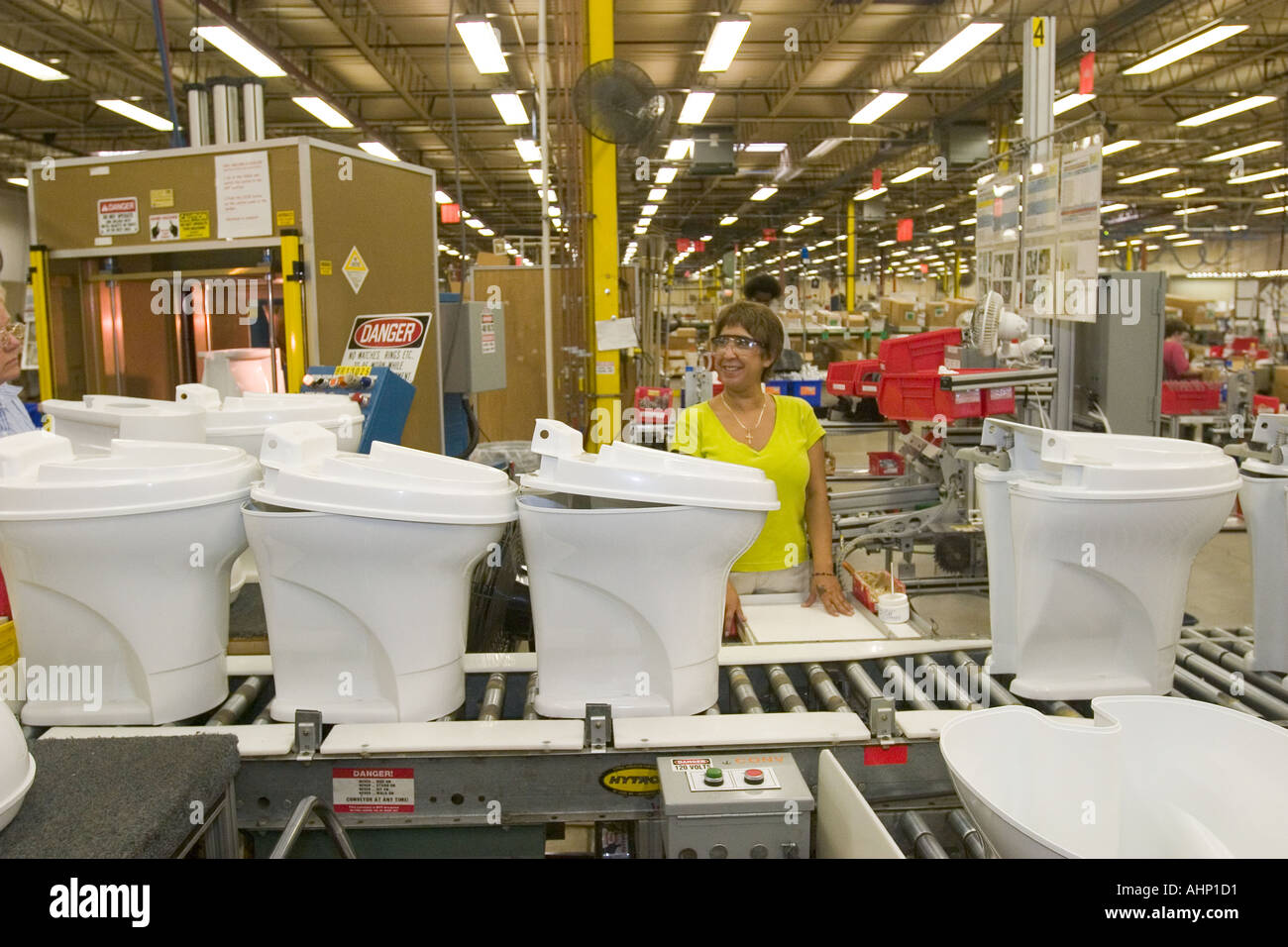 Arbeiter in der Fabrik für Toiletten für Freizeitfahrzeuge Stockfoto