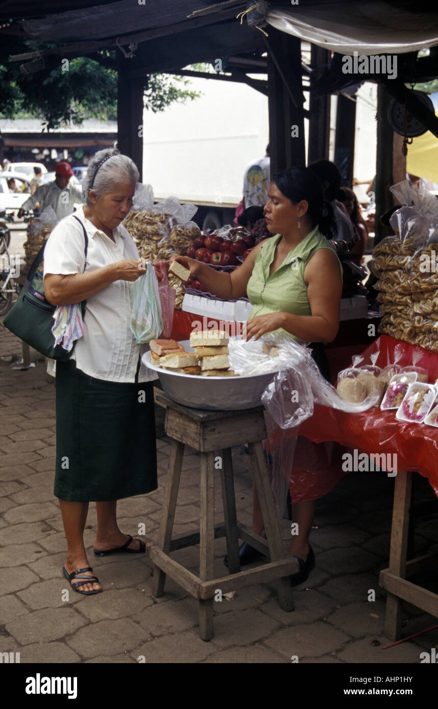 Frau Brotkauf in der Mercado Municipal Markt, Masaya, Nicaragua, Mittelamerika Stockfoto