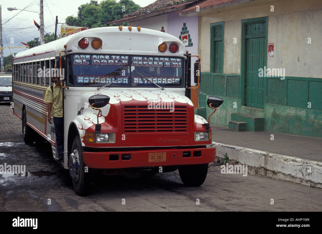 Der öffentliche Bus auf einer Straße in Moyogalpa Die größte Stadt auf der Isla de Ometepe oder Insel Ometepe, Nicaragua Stockfoto
