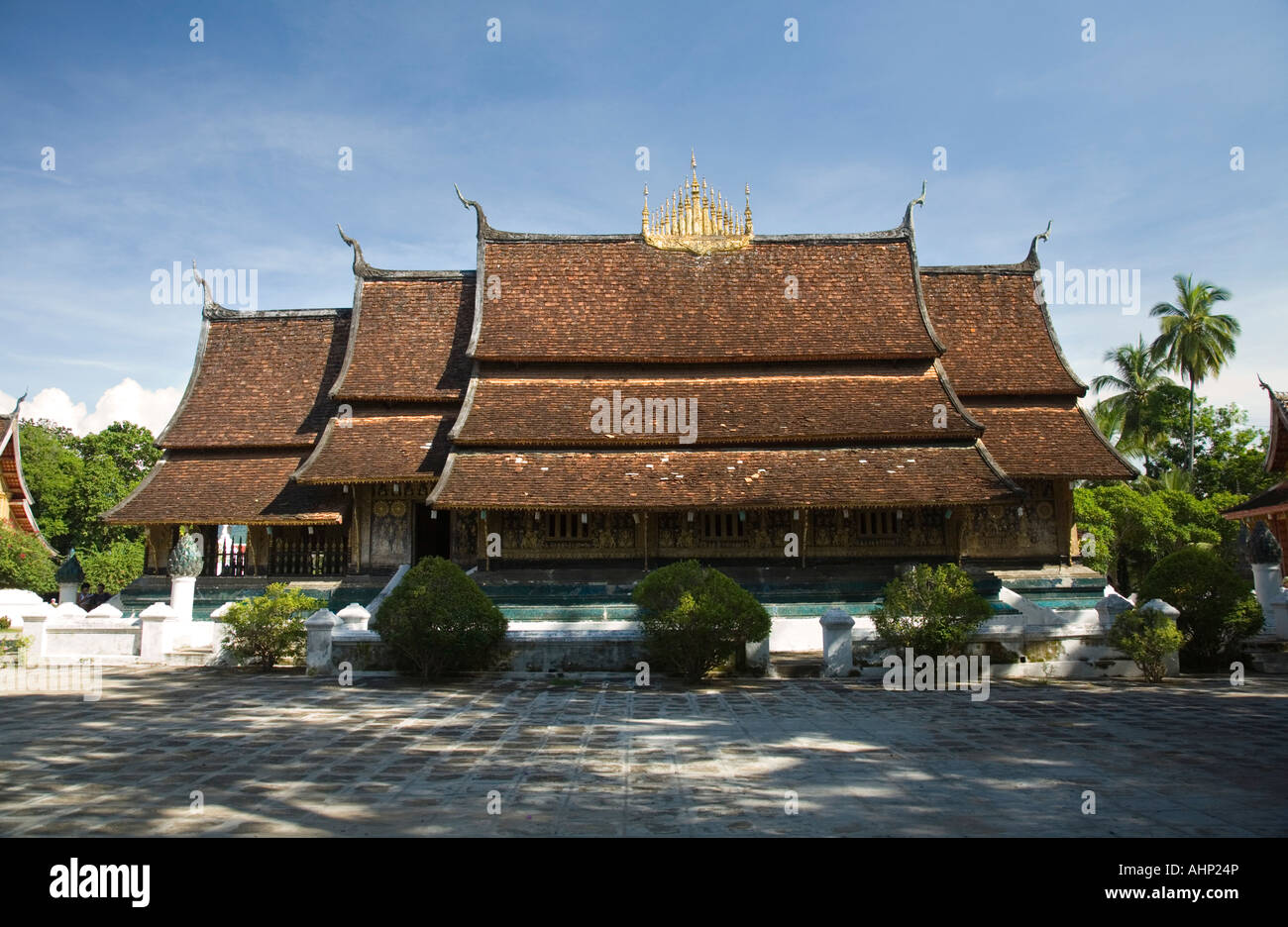 Dach der Sim an Wat Xieng Thong Tempel Luang Prabang Laos mit Dok So Fa-Funktion in der Mitte des Rückens des Daches Stockfoto