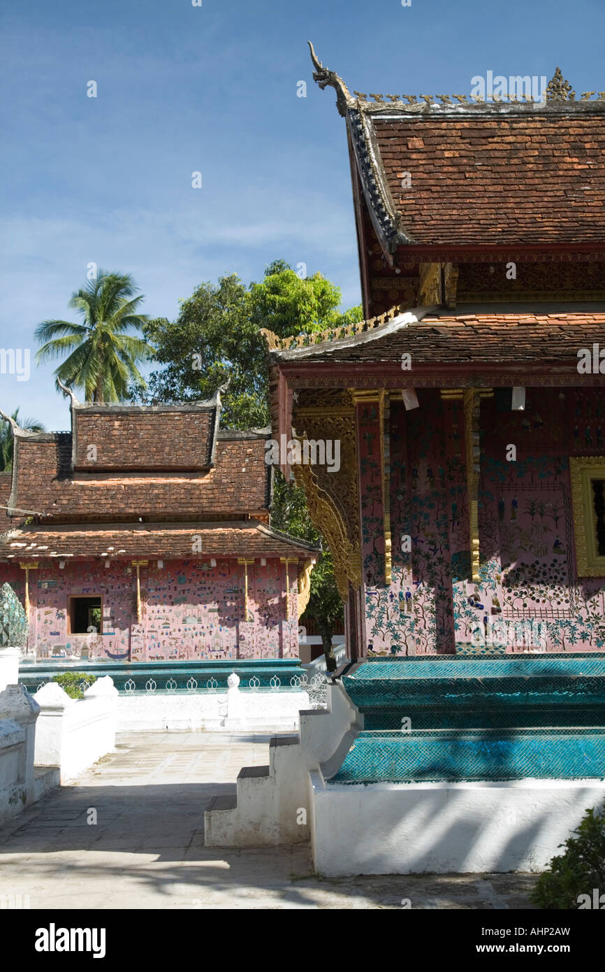 Tripitaka Bibliothek und Reclining Buddha Heiligtum Rote Kapelle darüber hinaus im Wat Xieng Thong Tempel in Luang Prabang Laos Stockfoto