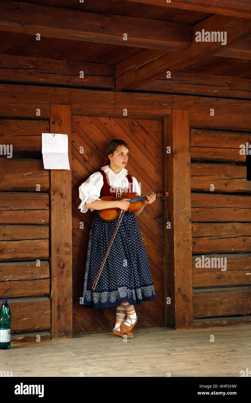 Mädchen mit Geige, traditionelle Musik in den Open-Air-Museum in Roznov Pod Radhostem, Tschechische Republik. Stockfoto