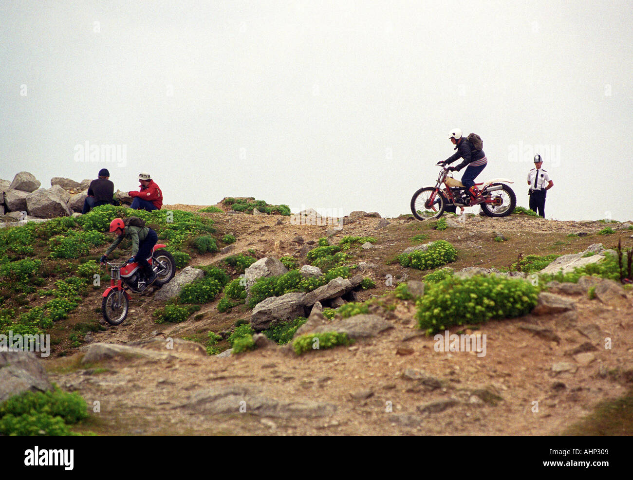 Polizisten sehen zwei off Road-Trail-bikes Stockfoto
