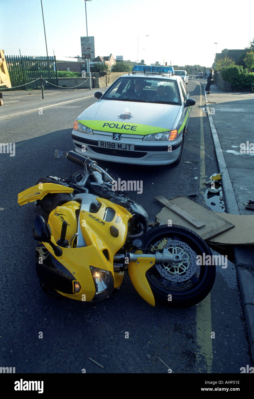 Motorrad auf seiner Seite vor einem Polizeiauto nach einem Unfall, Großbritannien UK Stockfoto