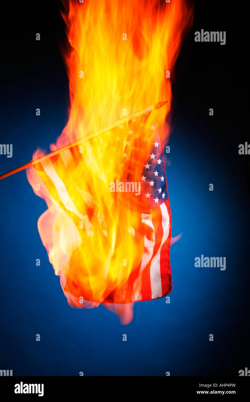 Brennende flagge -Fotos und -Bildmaterial in hoher Auflösung – Alamy
