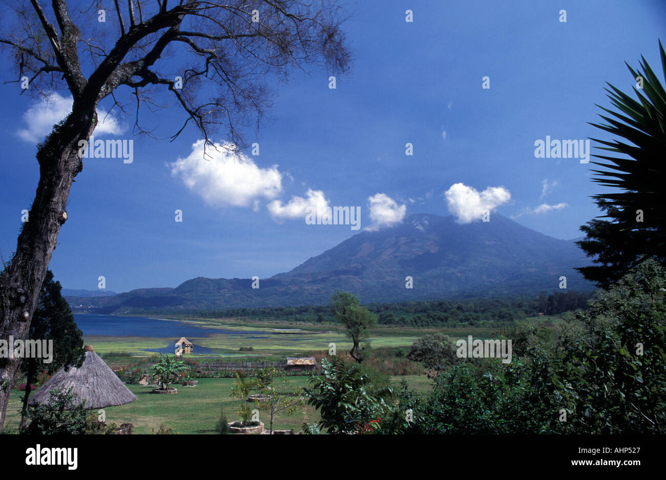 Blick auf Lake Atitlan und Atitlan und Toliman Vulkane aus der Bucht über Santiago Atitlan, Guatemala Stockfoto