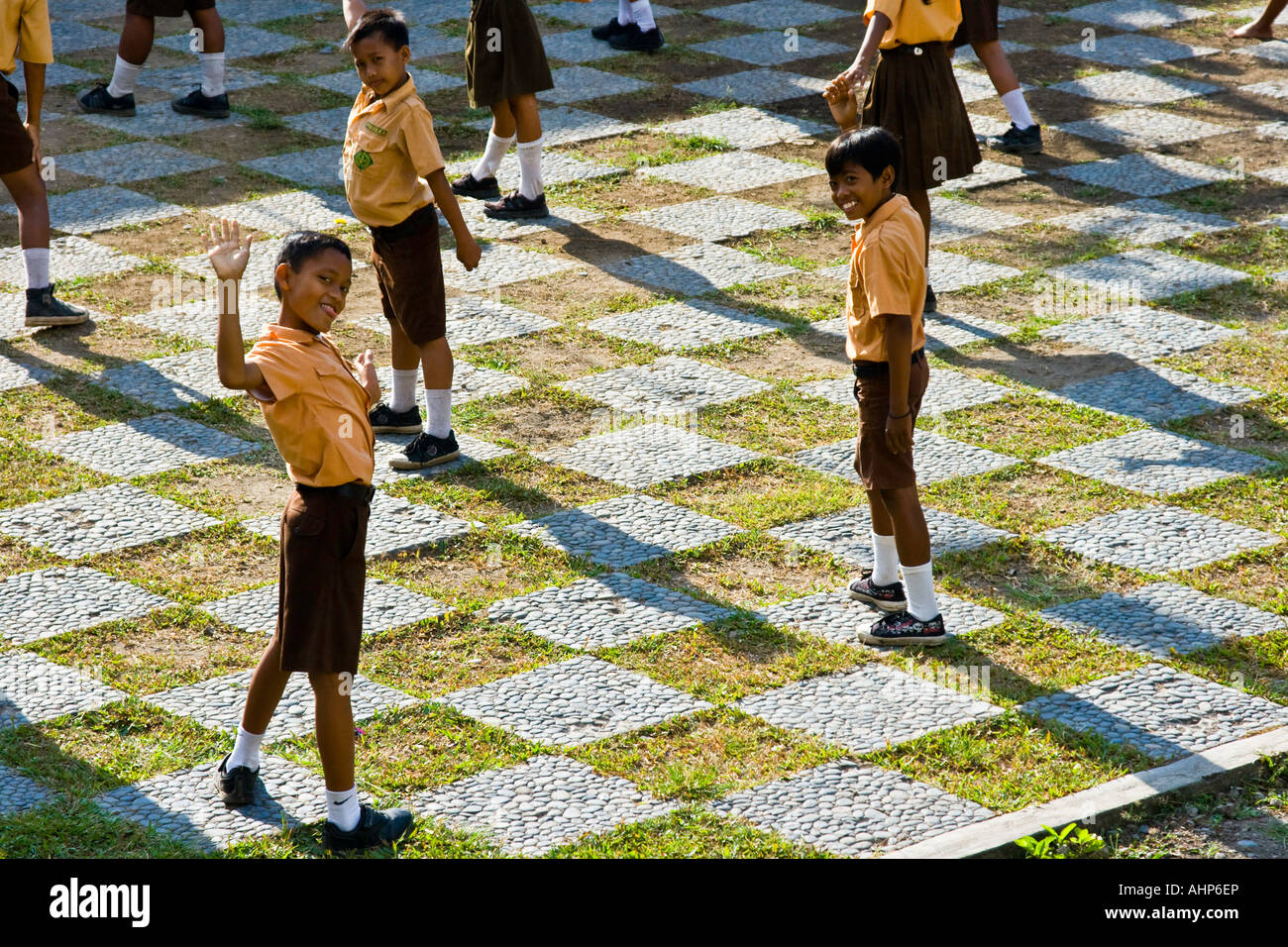 Balinesischen Jungs während morgen Stretching am Schule Bali Indonesien Stockfoto