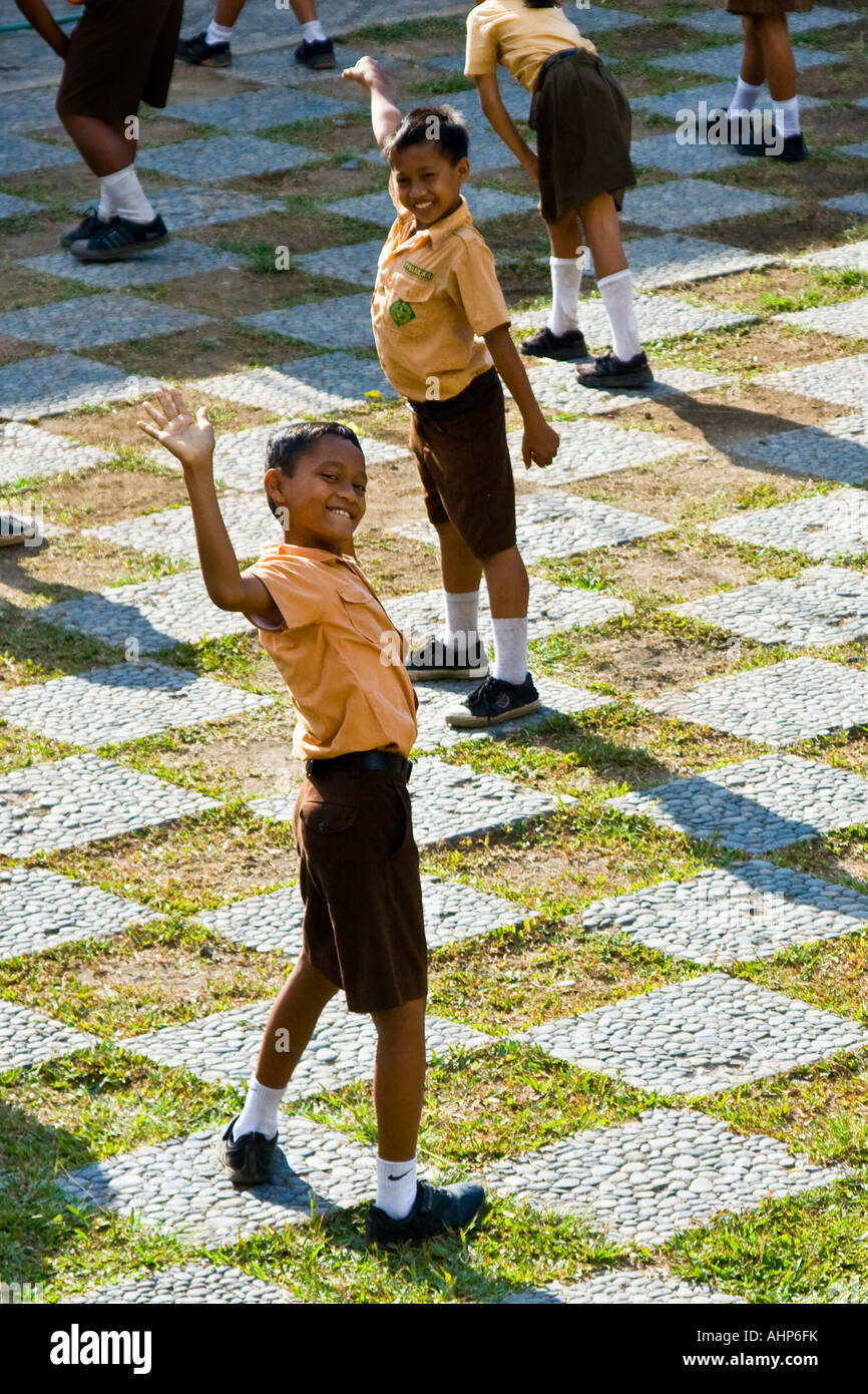 Balinesischen Jungs während morgen Stretching am Schule Bali Indonesien Stockfoto