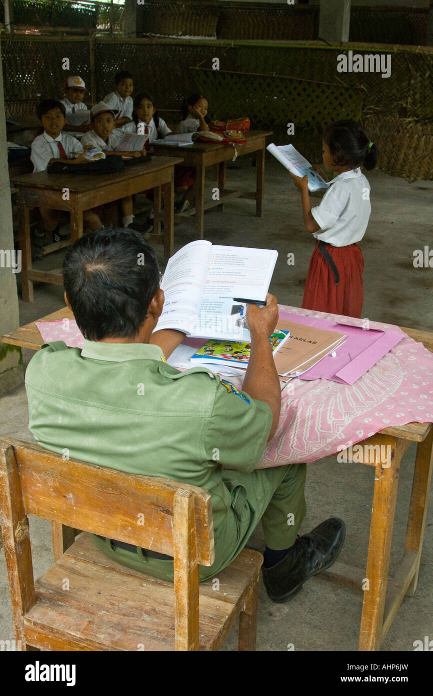 Junge Mädchen lesen vor ihrer Klasse und Lehrer Bali Indonesien Stockfoto
