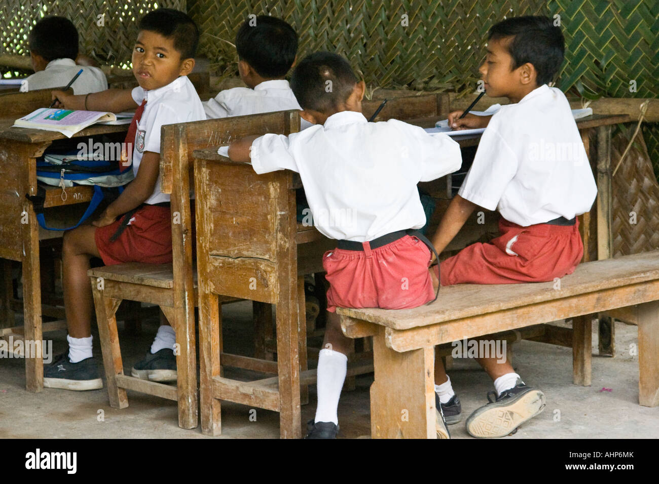 Jungen-Studie an Schreibtischen in ihre Klassenzimmer Bali-Indonesien Stockfoto
