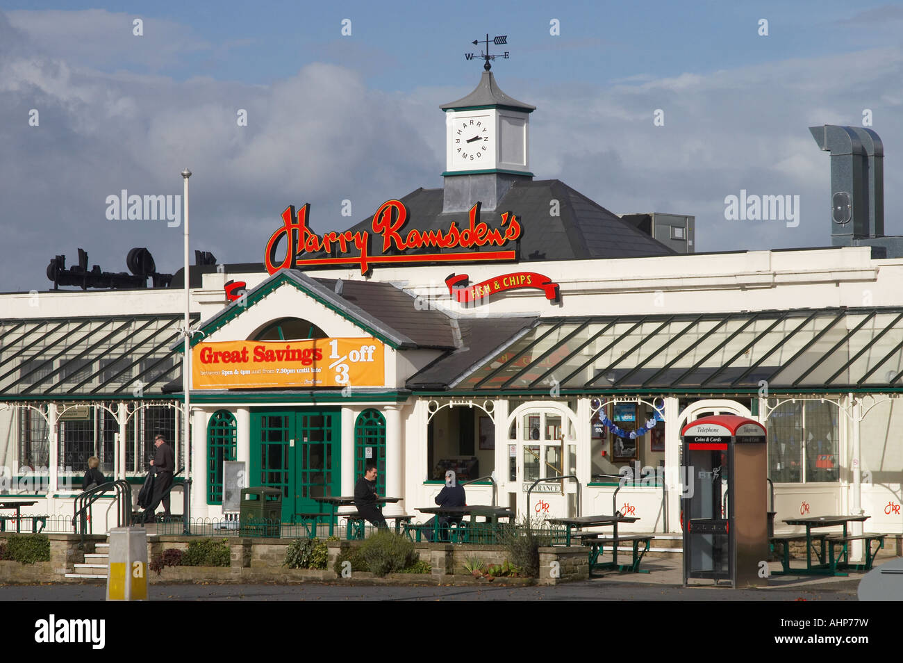 Original Harry Ramsdens Fish &amp; Chips-Laden und Restaurant, Guseley. Shop-Eingang in ein Querformat aufgenommen. Stockfoto