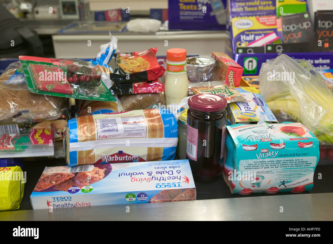 Essen auf einem Förderband an der Supermarktkasse Stockfoto